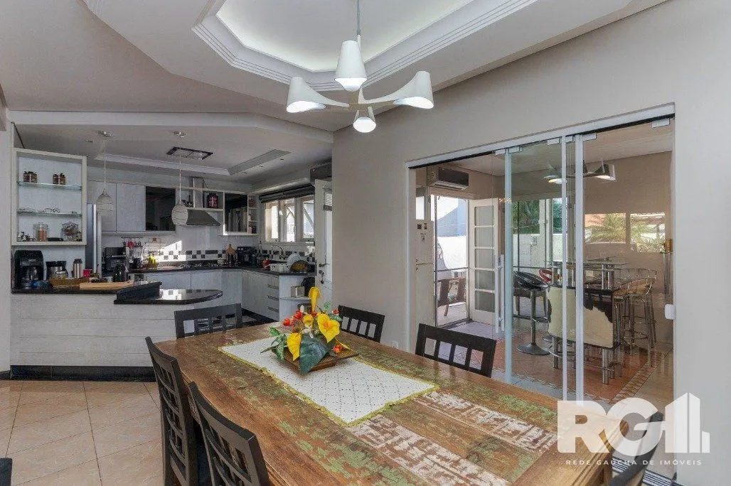 Imagem Casa em Condomínio com 3 Suítes, Espaço Gourmet e 5 Vagas de Garagem