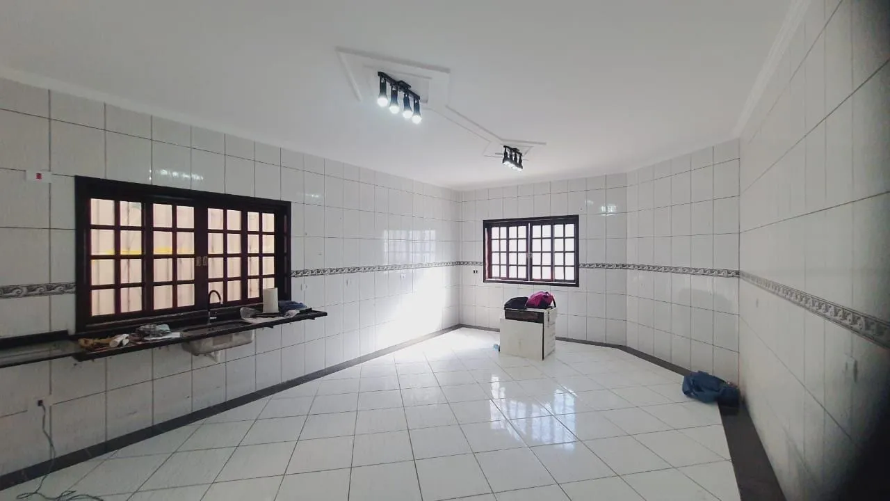 Imagem "Espaço e Conforto para sua família: Casa com Terreno inteiro, para venda e locação, 4 Dormitórios e Quintal Amplo à Venda"