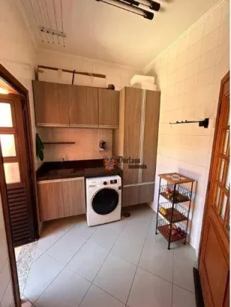 Imagem Linda casa de esquina, 260m², 3 suítes, 4 vagas, com estação de recarga para carro elétrico