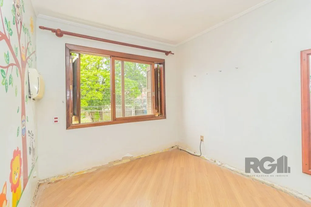 Imagem Casa com 240m², 3 dormitórios, 6 vagas no bairro Sarandi