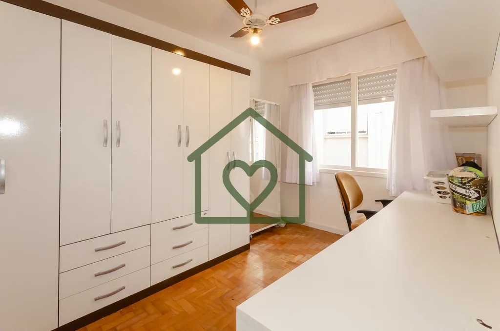 Imagem Apartamento de dois dormitórios no bairro Petrópolis, com sala de estar e jantar integradas e vent...