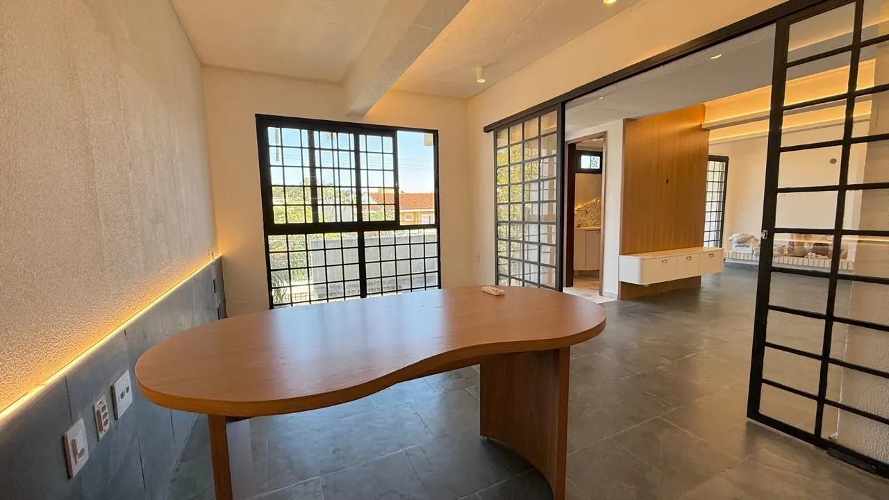Imagem Casa semi reformada com 4 dormitórios e 4 vagas no Chácara das Pedras próx. Joao Wallig.