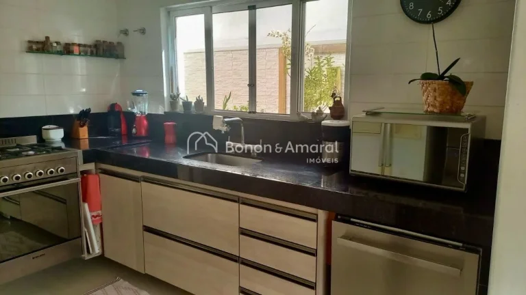 Imagem Esta casa em condomínio oferece uma área total de 480 metros quadrados, proporcionando um espaço ...