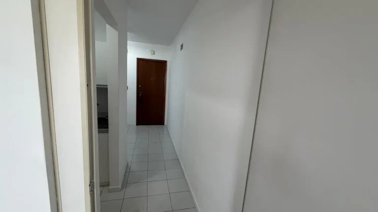 Imagem OBS ESTA SALA SERÁ VENDIDA PORTEIRA FECHADA COM AS SEGUINTE MOBÍLIAS: 1 AR CONDICIONADO, 1 MESA REDONDA COM 4 CADEIRAS, 2 MESAS EM L COM 1 CADEIRA CADA, 1 MESA DE CAFÉ, 1 ARMÁRIO PARA DOCUMENTOS E 1 ARMÉRIO DE COZINHA.