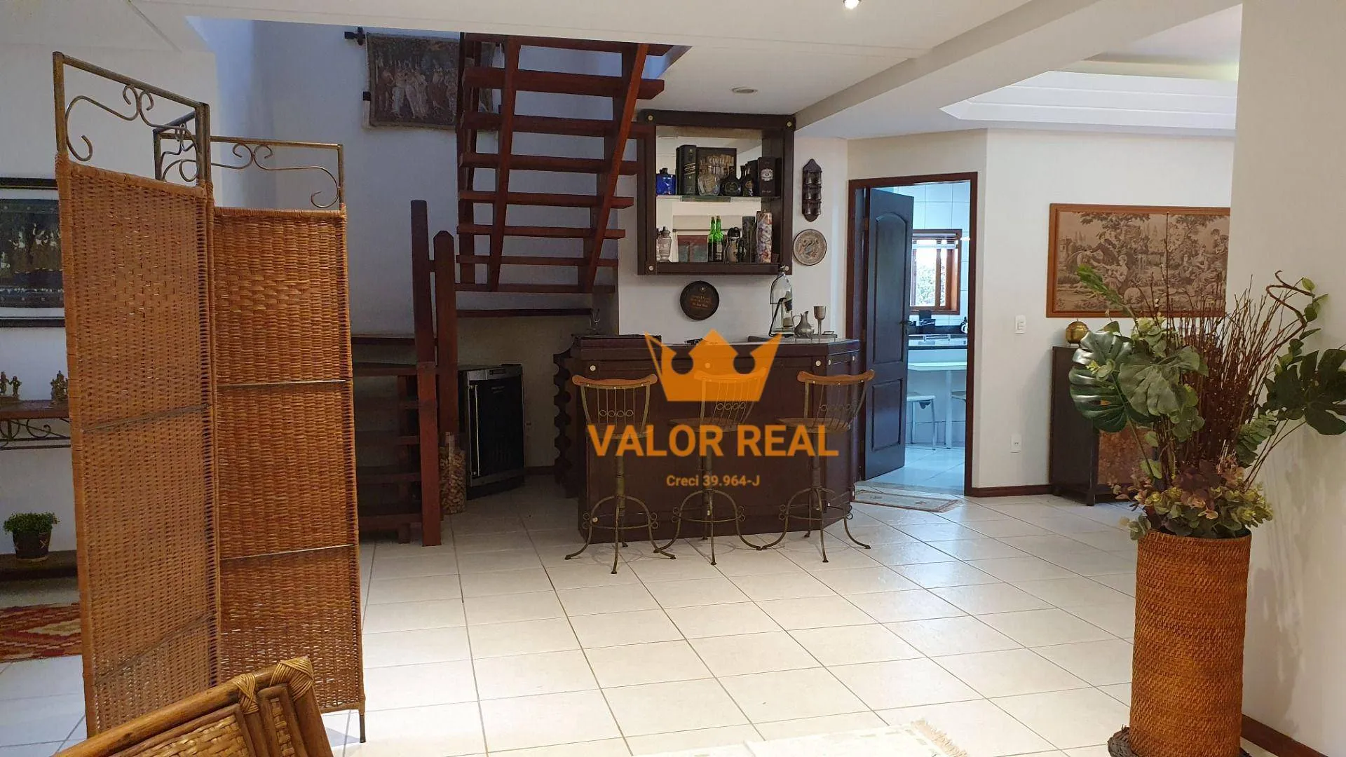 Imagem Casa em Condomínio de Alto Padrão, Venda ou Locação: AT 720 m2 e AC 390 m2, 4 suites, 4 vagas, piscina.