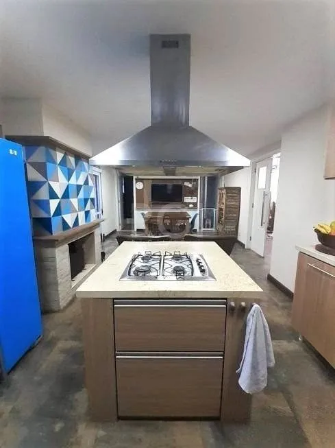 Imagem Casa com 233m², 2 dormitórios sendo 1 suíte, living com lareira, espaço gourmet com churrasqueira, pátio e 2 vagas de garagem no bairro Sarandi
