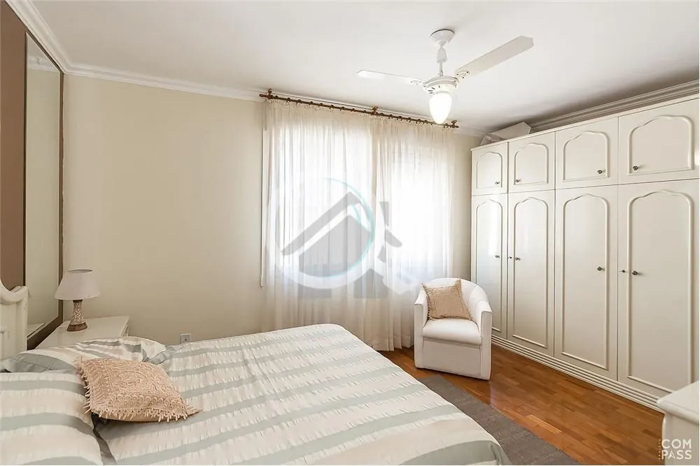 Imagem O apartamento localizado na Av. Getúlio Vargas, no bairro Menino Deus, é uma opção interessante ...