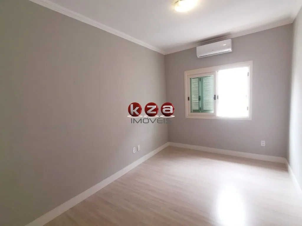 Imagem Casa de Alto Padrão em Condomínio Exclusivo em Vinhedo-SP: 3 Quartos, 1 Suíte, 3 Salas, 3 Banheiros, 4 Vagas de Garagem.