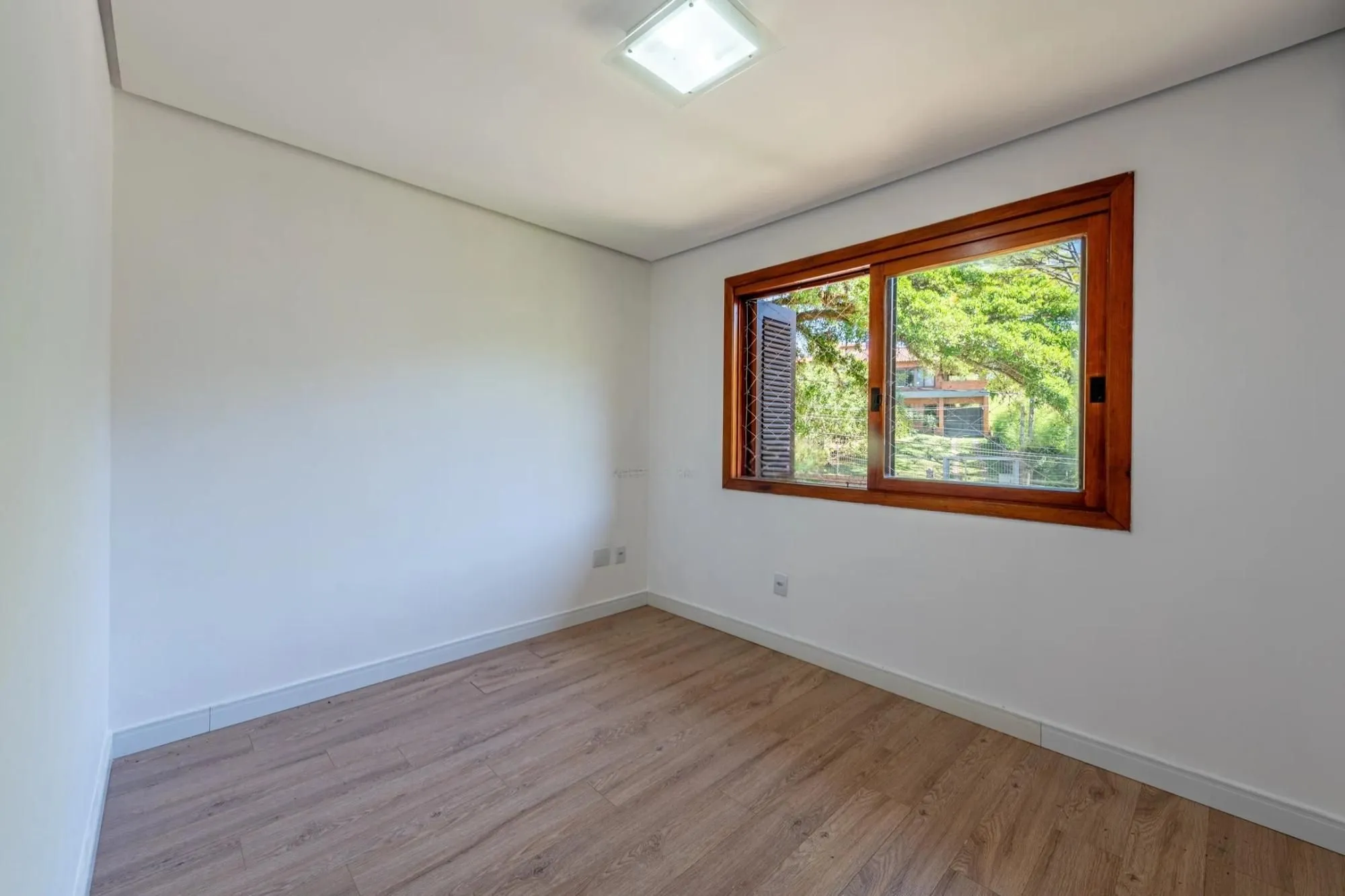 Imagem Casa em condomínio com 3 dormitórios, suíte e 2 vagas.
