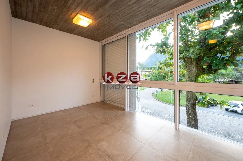 Imagem Imóvel de luxo à venda em São Sebastião-SP: Casa na Praia de Guaecá com 4 suítes, 3 salas, amplo gourmet e piscina, ao lado do mar.