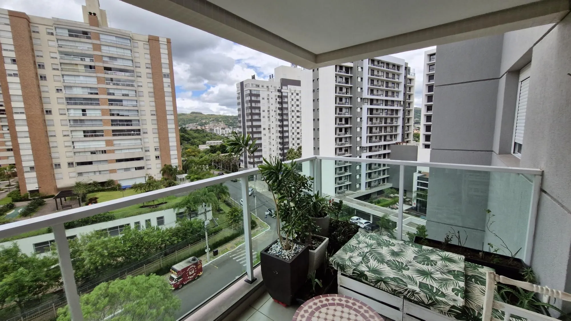 Imagem Apartamento mobiliado no Central Parque, 3 dormitorios sendo 1 suíte, banheiro social, lavabo, 114,00m² área privativa, 2 garagens