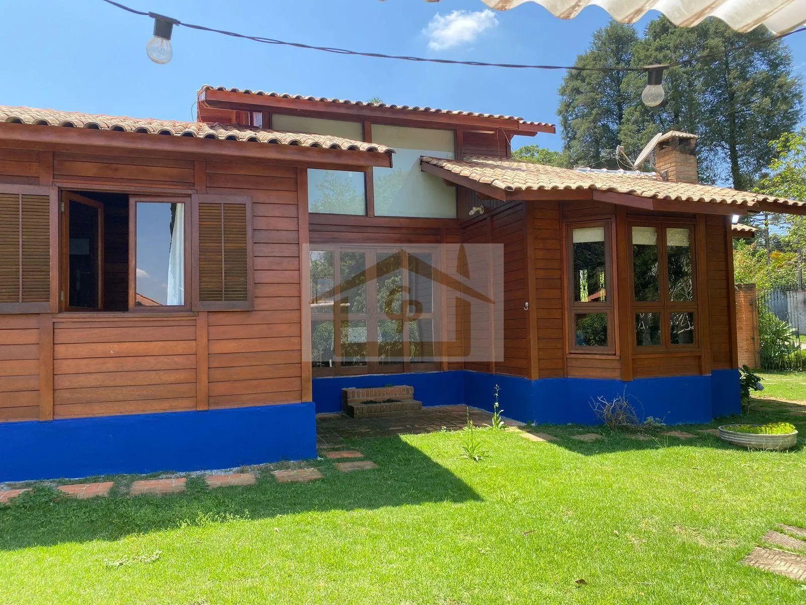 Imagem Casa mista com belo jardim 3 quartos sendo um suíte, 5 vagas. Rústico que encanta!