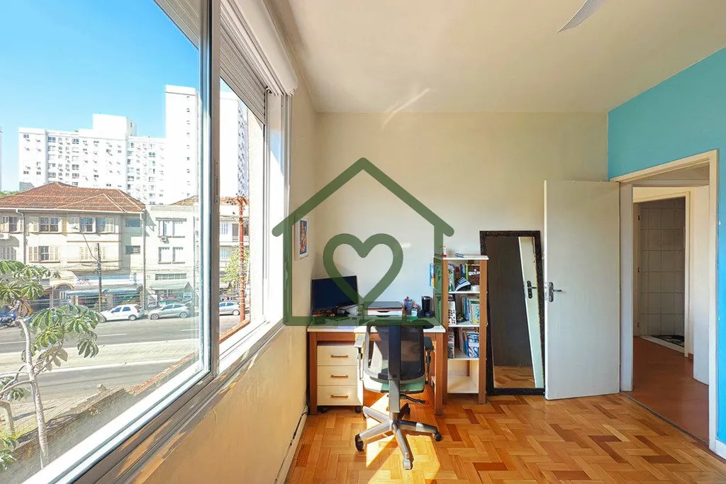 Imagem Este apartamento de 55m² privativos, totalmente reformado, é ideal para quem busca conforto, funci...