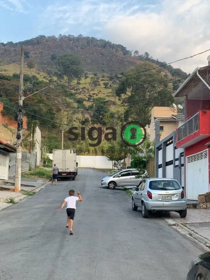 Imagem Linda Casa á venda em Laranjeiras - Casa grande, 4 cagas de garagem e 2 quartos