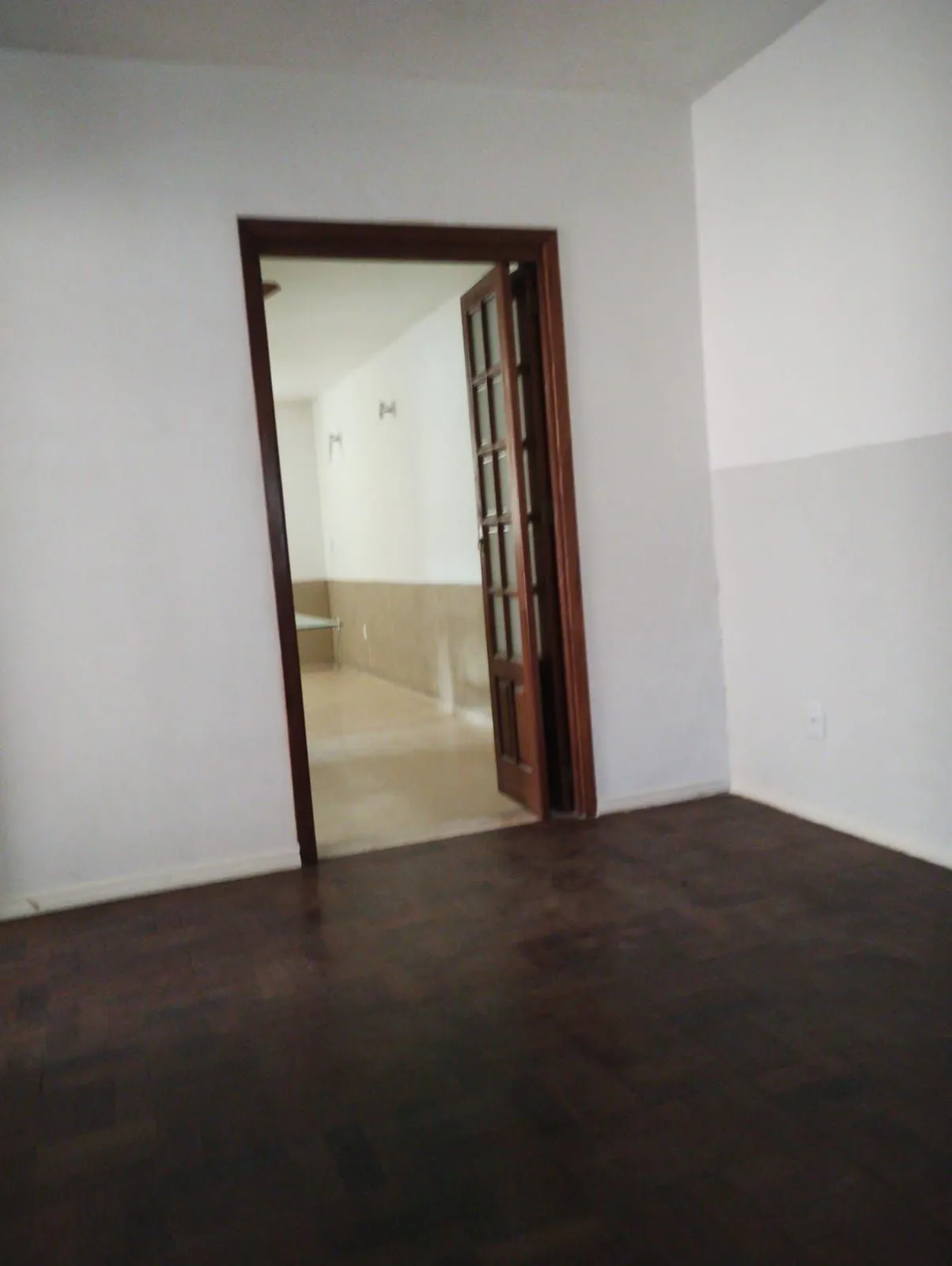 Imagem Excelente Casa com 03 suítes + Apto nos fundos com 01 Dor. Garagem 3 carros