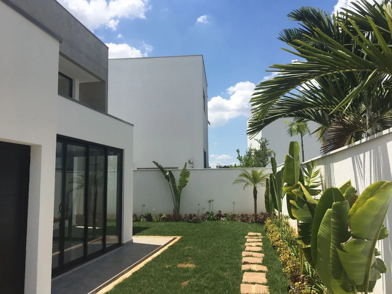 Imagem Luxuosa Residência com 4 Suítes e Área Gourmet Integrada à Venda em Alphaville Nova Esplanada 1