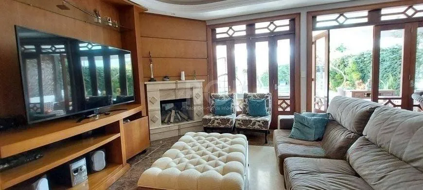 Imagem Excelente casa de 386m² com 04 dormitórios sendo 03 suítes.