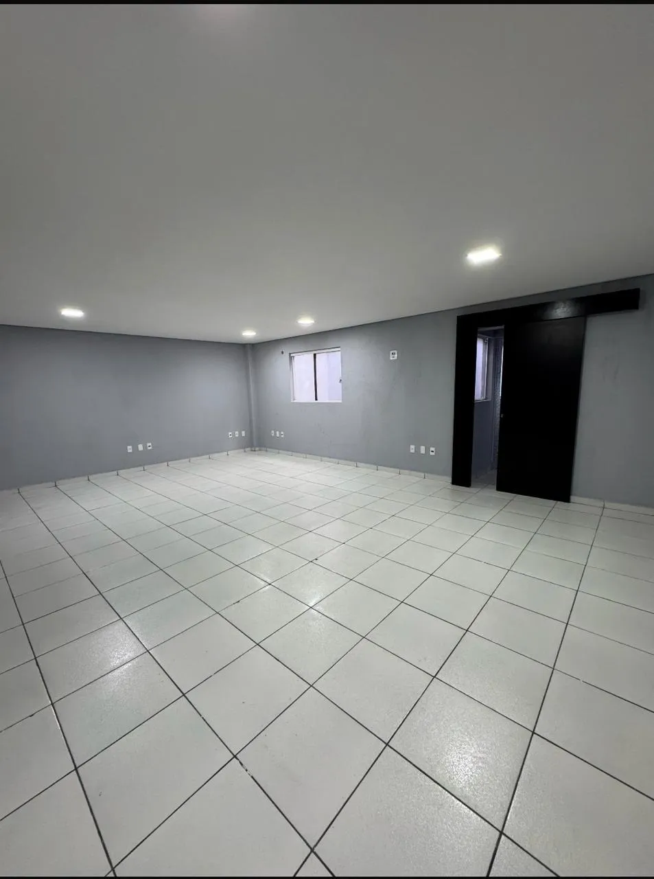 Imagem Galpão para Locação em Sorocaba - 290m² com Mezanino e Estrutura Moderna