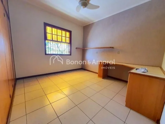 Imagem Ampla casa térrea para locação, com 3 dormitórios sendo 1 suíte, armários embutidos e ventilad...