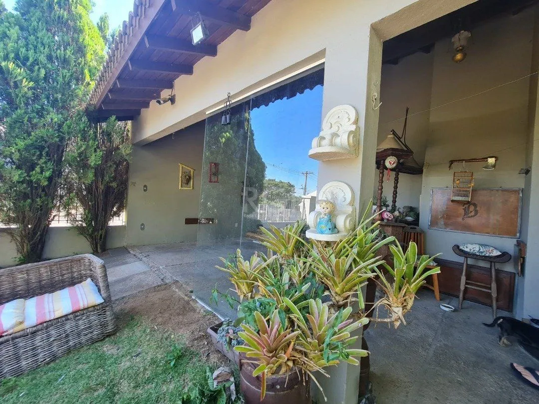 Imagem Casa em lindo terreno alto ao nível da rua medindo 10 × 32 onde consta uma residência térrea com 136m2 de área privativa,