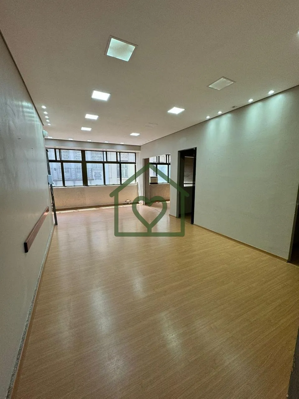 Imagem Conjunto de salas completas em andar inteiro, com recepção, copa, cozinha, depósito e banheiros. ...
