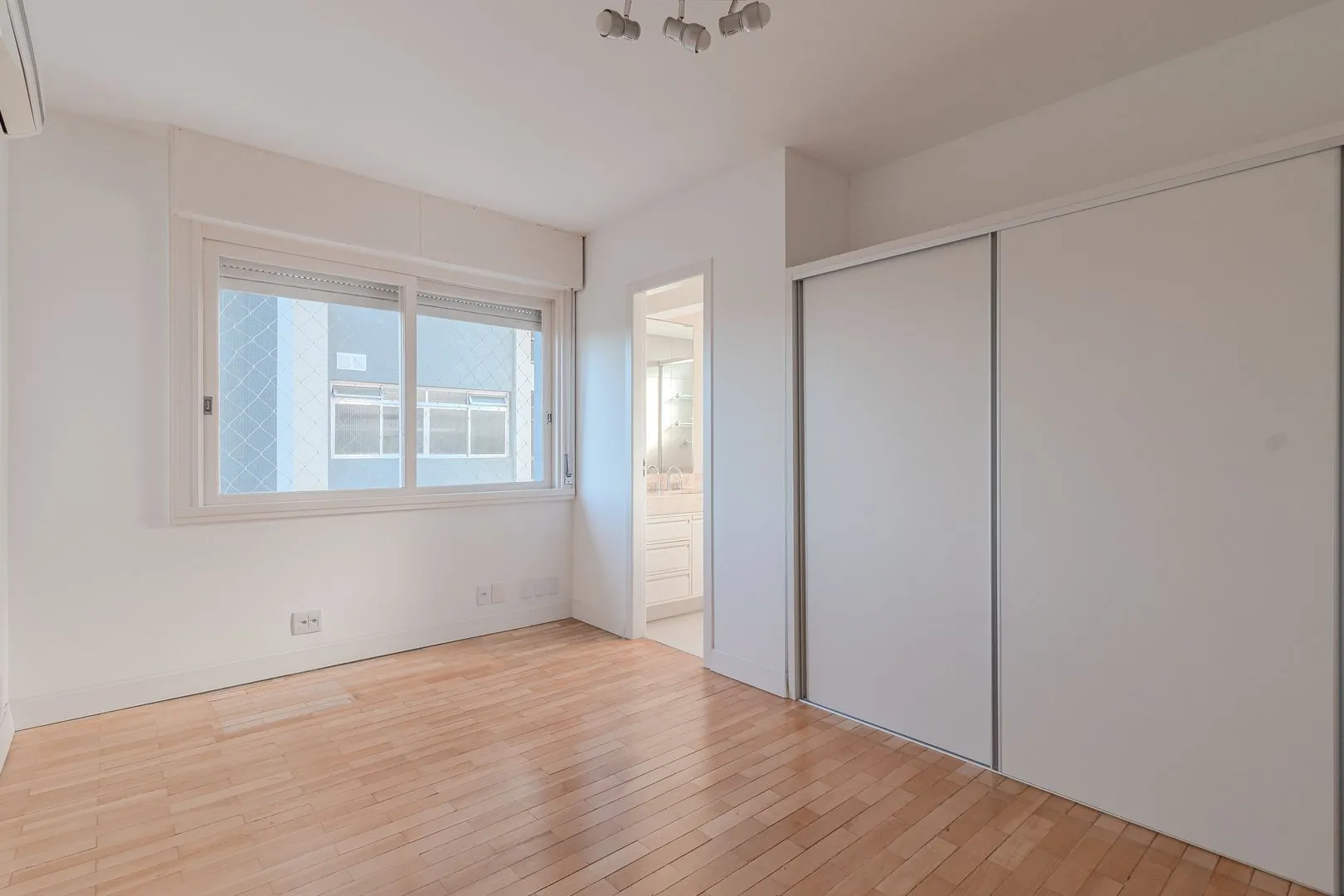 Imagem ️ MÁFFER IMÓVEIS ALUGA - APARTAMENTO 3 DORMITÓRIOS | 3 VAGAS | TOTALMENTE REFORMADO | MOINHOS DE VENTO