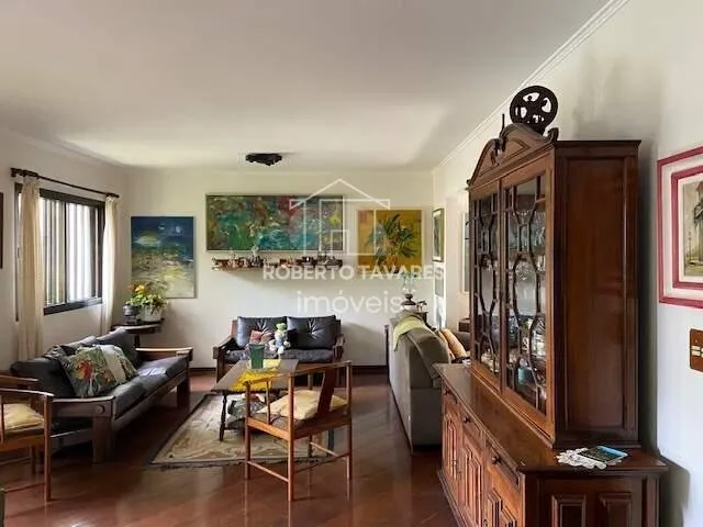 Imagem Amplo apartamento 165M² à venda com 4 dormitórios, sendo 2 suítes, living para 3 ambientes, cozinha com armários embutidos e área de serviço com quarto e banheiro. Conta com 2 vagas de garagem.