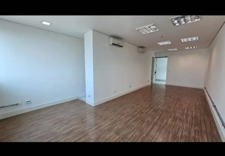 Imagem Conjunto de Salas Comerciais com Vista Panorâmica em Alphaville - 160m², 5 Banheiros e 3 Vagas Cobertas