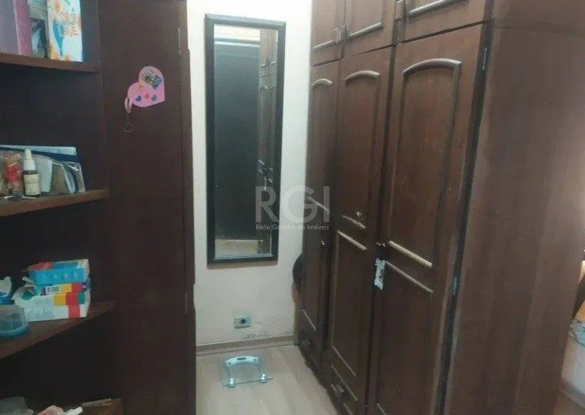 Imagem Casa com 03 dormitórios, churrasqueira, pátio com piscina e 5 vagas de garagem no bairro Menino Deus
