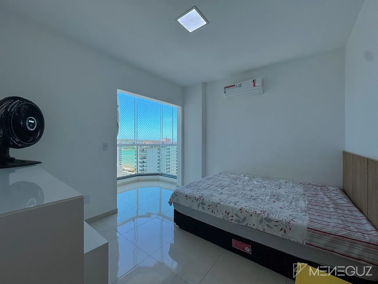 Imagem Apartamento mobiliado de 3 quartos na Avenida Praiana - andar alto, vista para as montanhas e vista discreta para o mar!