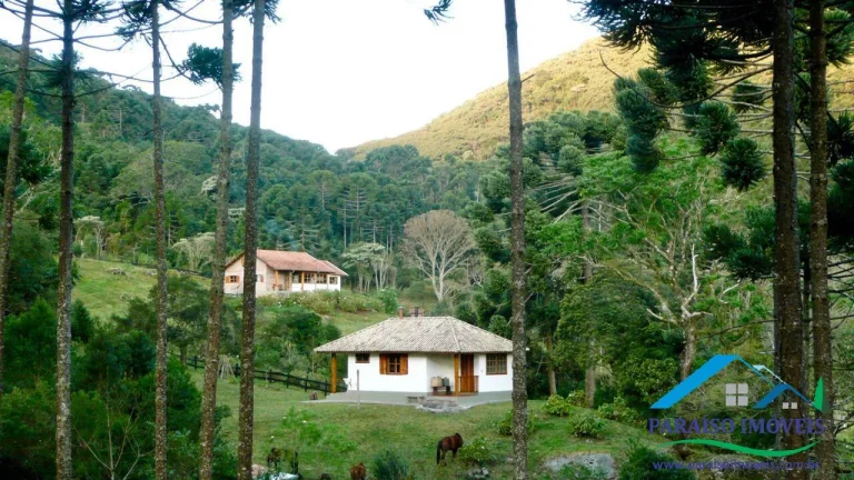 Imagem Refúgio na Serra da Mantiqueira com vistas panorâmicas.