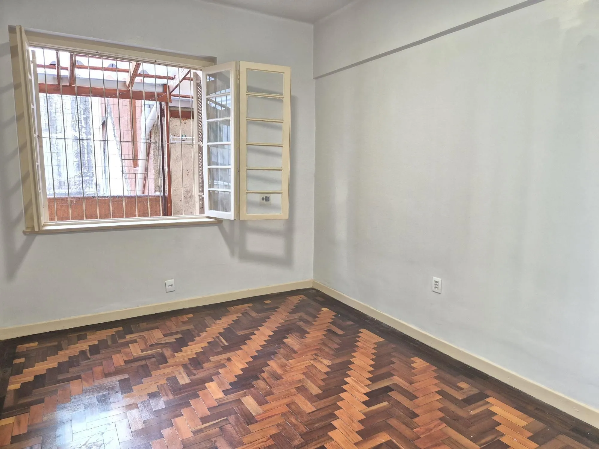 Imagem 2 dormitório com área externa e churrasqueira