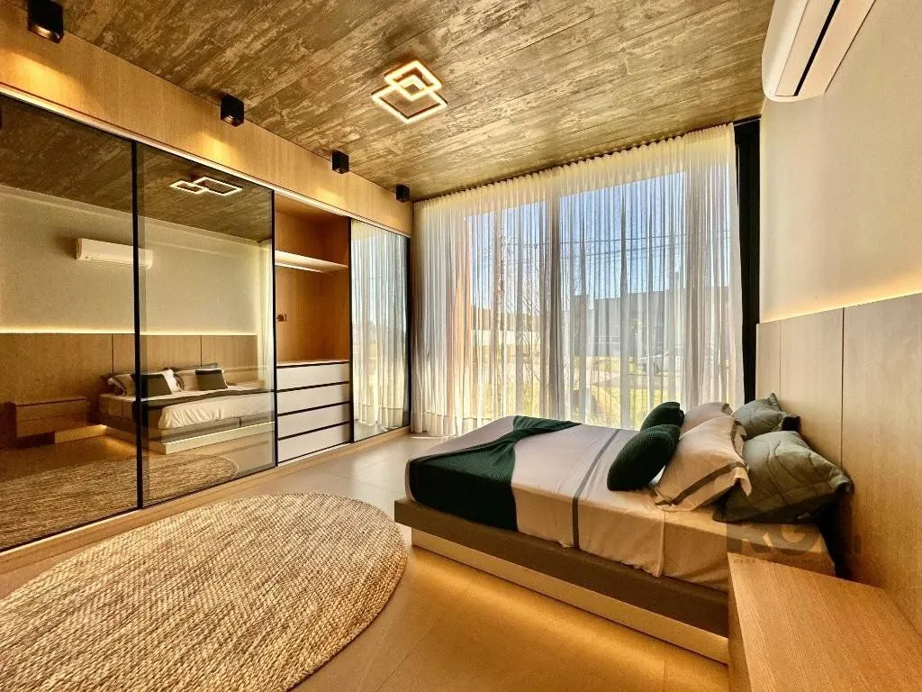 Imagem sobrado de luxo está à venda em um exclusivo condomínio à beira-mar