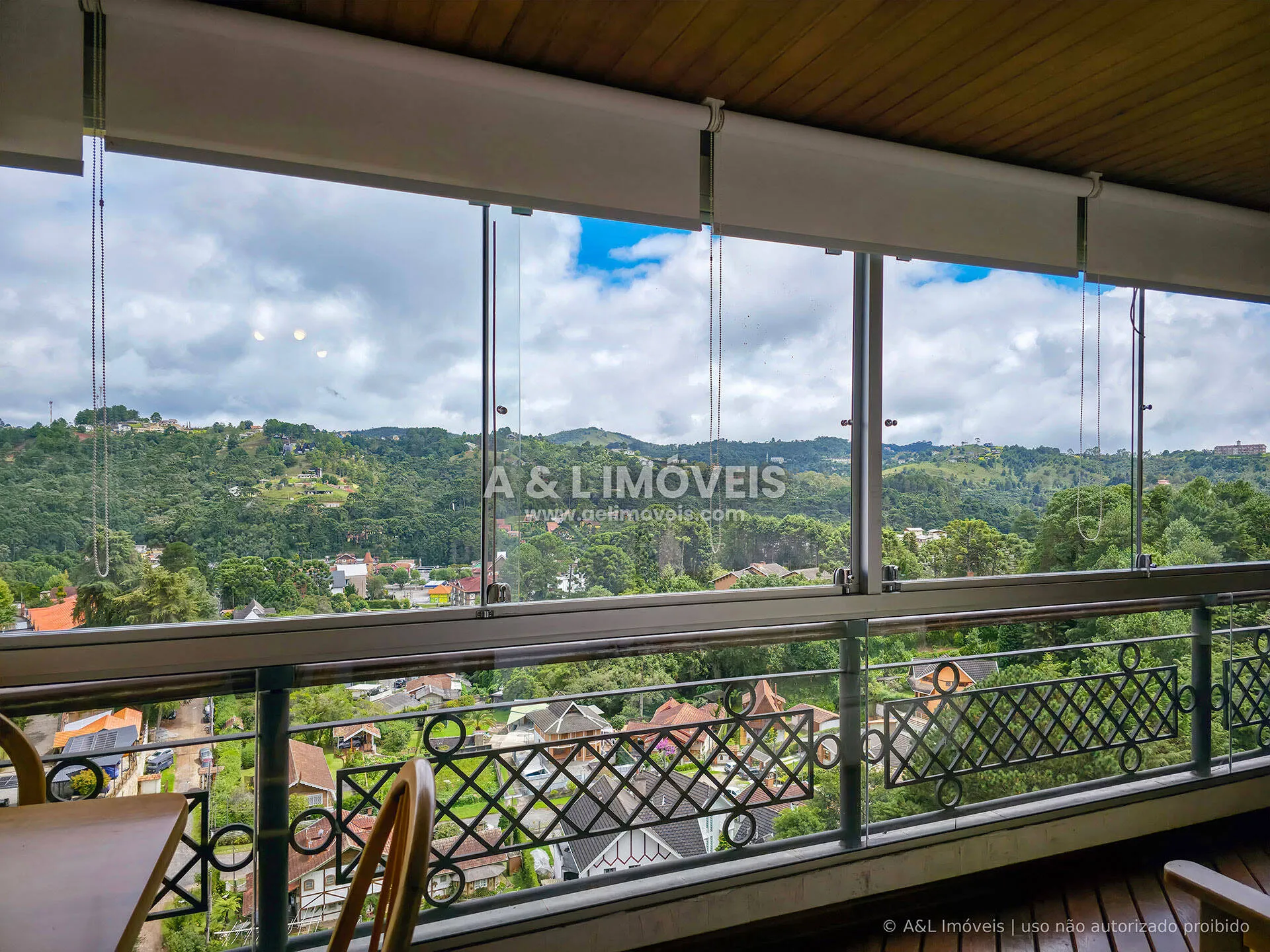 Imagem Duplex em Campos do Jordão | 75 m², 2 Suítes, Lareiras e Varandas com Vista