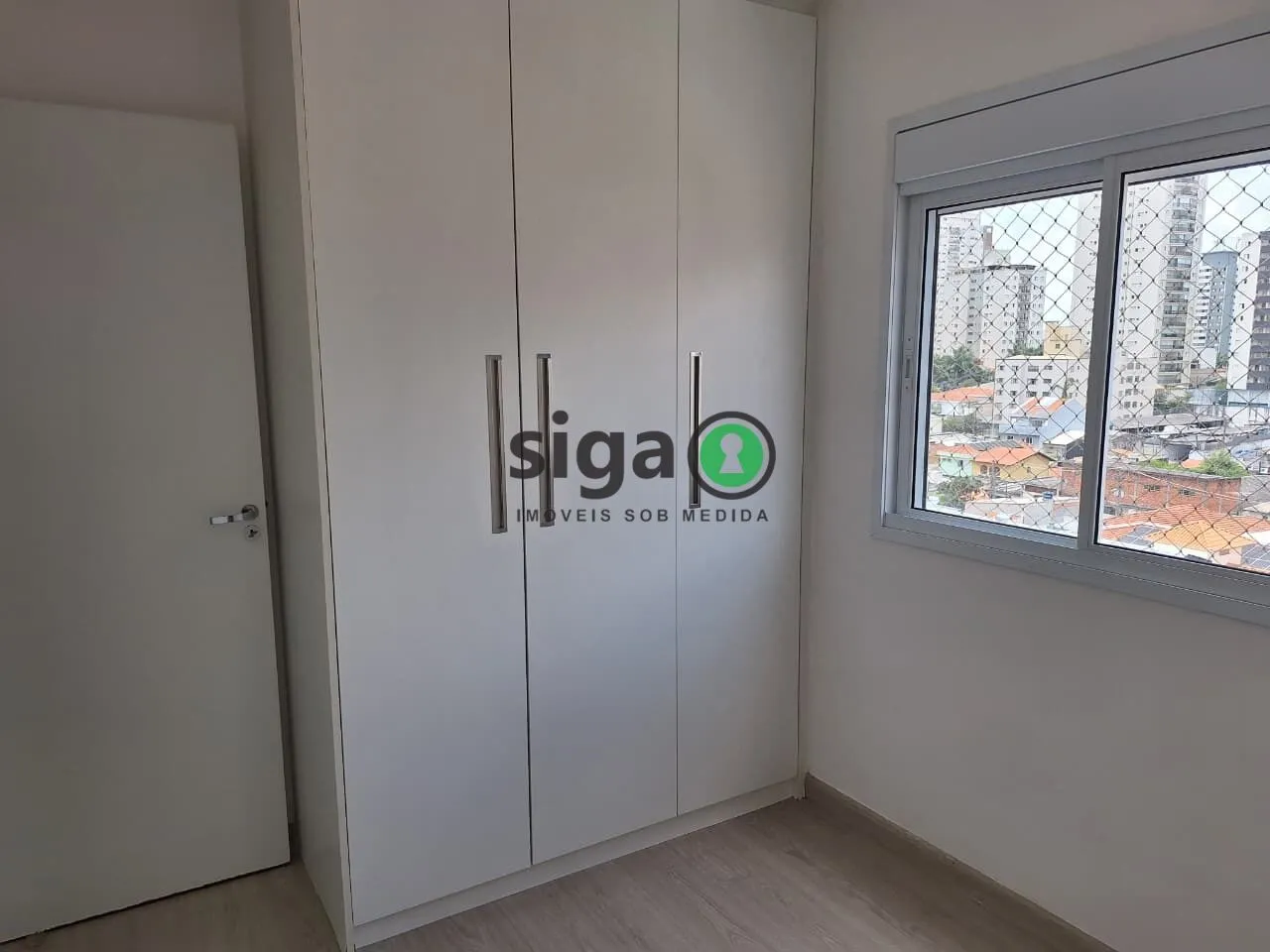 Imagem Apartamento reformado 2 Dormitórios com Suíte, Varanda e Vaga