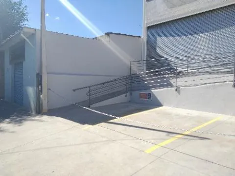 Imagem LOCAÇÃO DE SALÃO COMERCIAL EM ARUJÁ, com 250m², amplo espaço c/ pavimento superior e inferior, 2 copas e entrada c/ acessibilidade. CONSULTE-NOS..