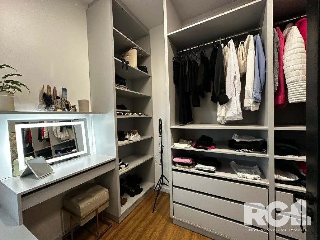 Imagem Casa de alto padrão a venda, totalmente mobiliada, com 2 dormitórios, 1 suite e 2 vagas no centro de Nova Santa Rita.