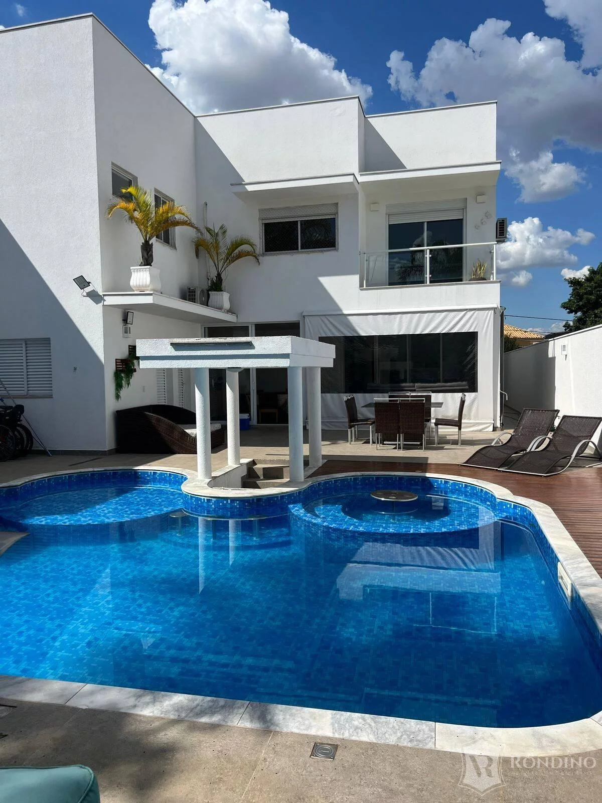 Imagem Casa com 4 suítes, brinquedoteca e área gourmet com piscina aquecida