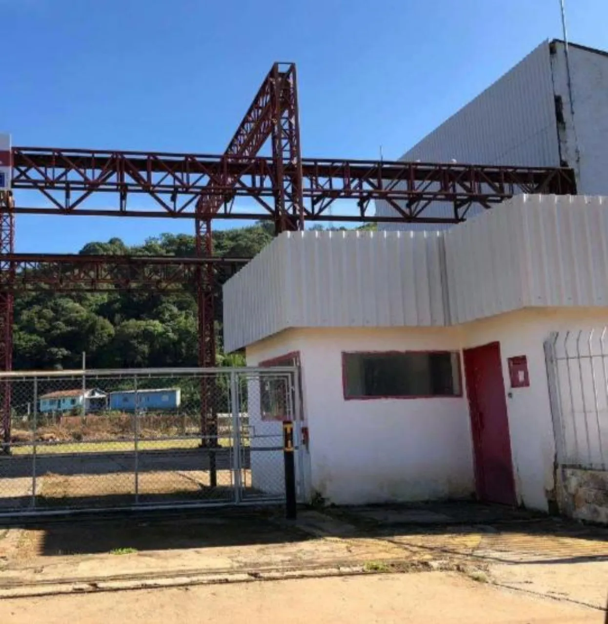 Imagem Galpão Industrial para Locação em Mairinque-SP, Bairro Mairinque: 1 Sala, 4 Banheiros, 2.000m² de Área.