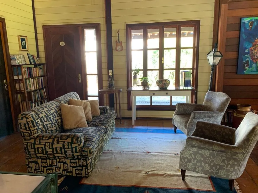 Imagem Venha se encantar com esta belíssima Casa de Campo localizada em um Condomínio Fechado!