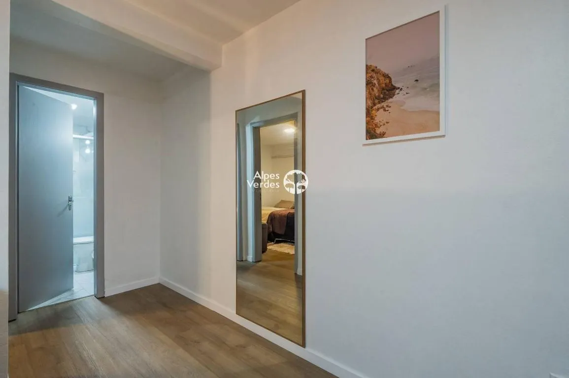 Imagem VENDE-SE APARTAMENTO MOBILIADO COM 01 QUARTO, NO CENTRO DA CIDADE DE CANELA.