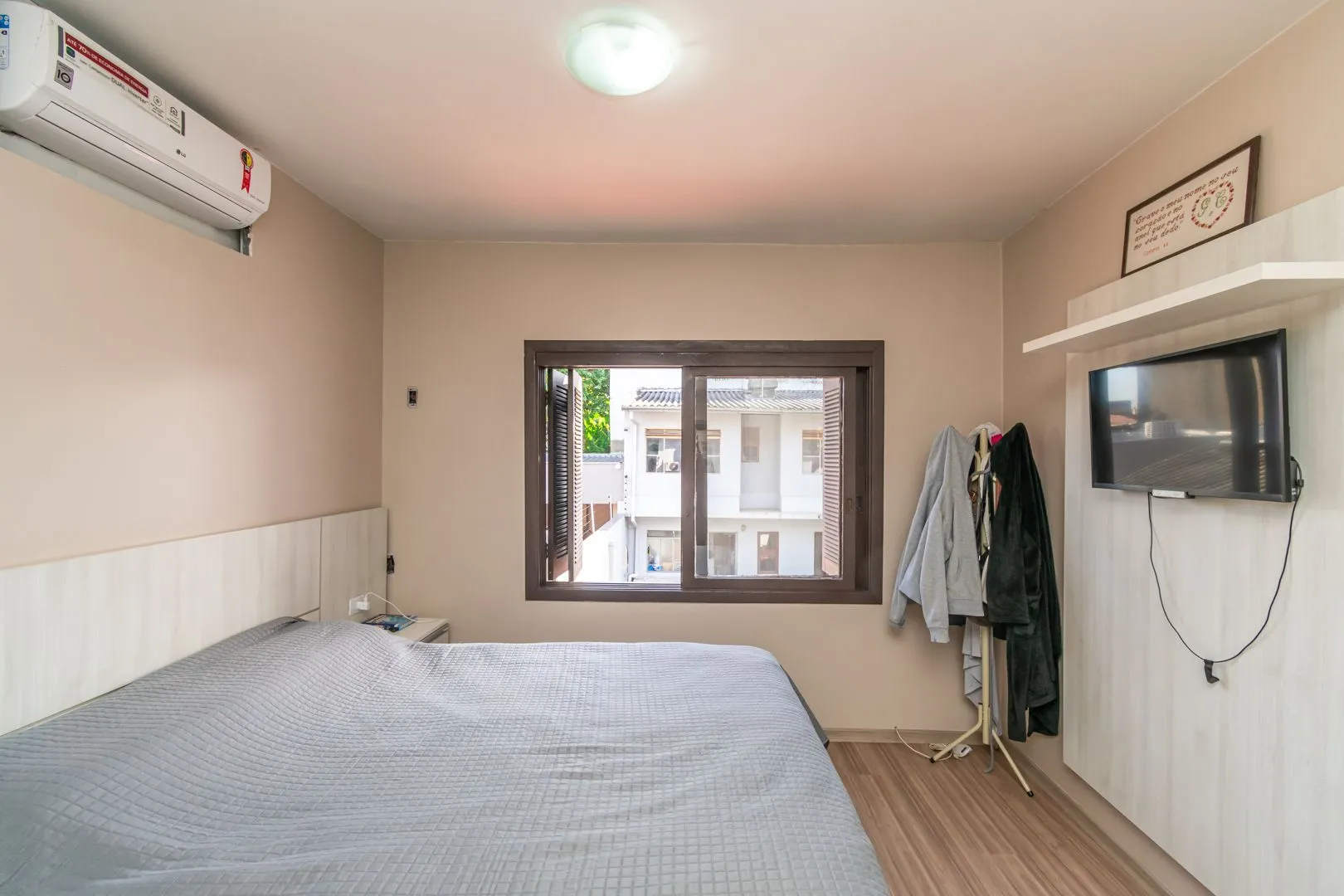 Imagem Casa 03 dormit (suíte e closet) e 4 vagas, na Vila Ipiranga, em Porto Alegre, RS