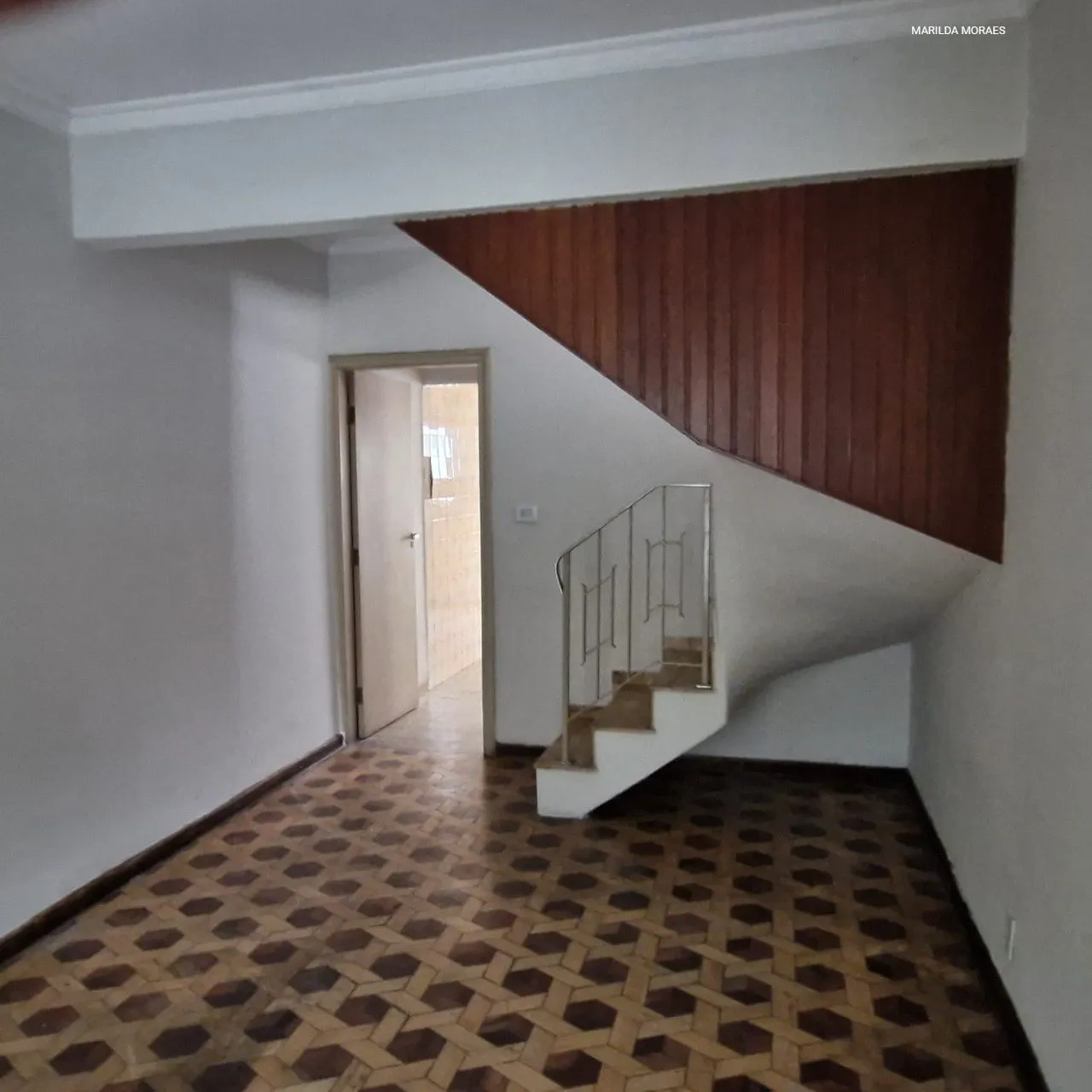 Imagem Casa confortável de 2 dormitórios, 2 banheiros, sala para dois ambientes, com entrada lateral e va...