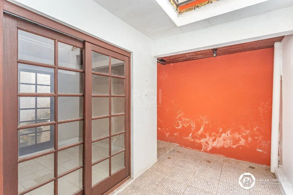 Imagem Casa para Venda - 330m², 4 dormitórios, sendo 3 suites, 2 vagas - Petrópolis
