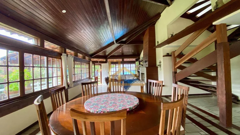 Imagem Casa com 5 dormitórios sendo 2 suítes à venda, 220 m² por R$ 990.000 - Golfe - Teresópolis/RJ