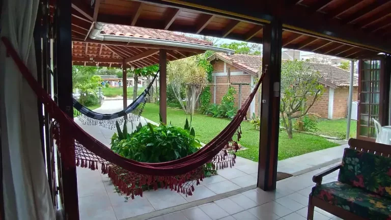 Imagem Casa espaçosa no centro de Garopaba-SC: 4 quartos, 3 salas e localização privilegiada!