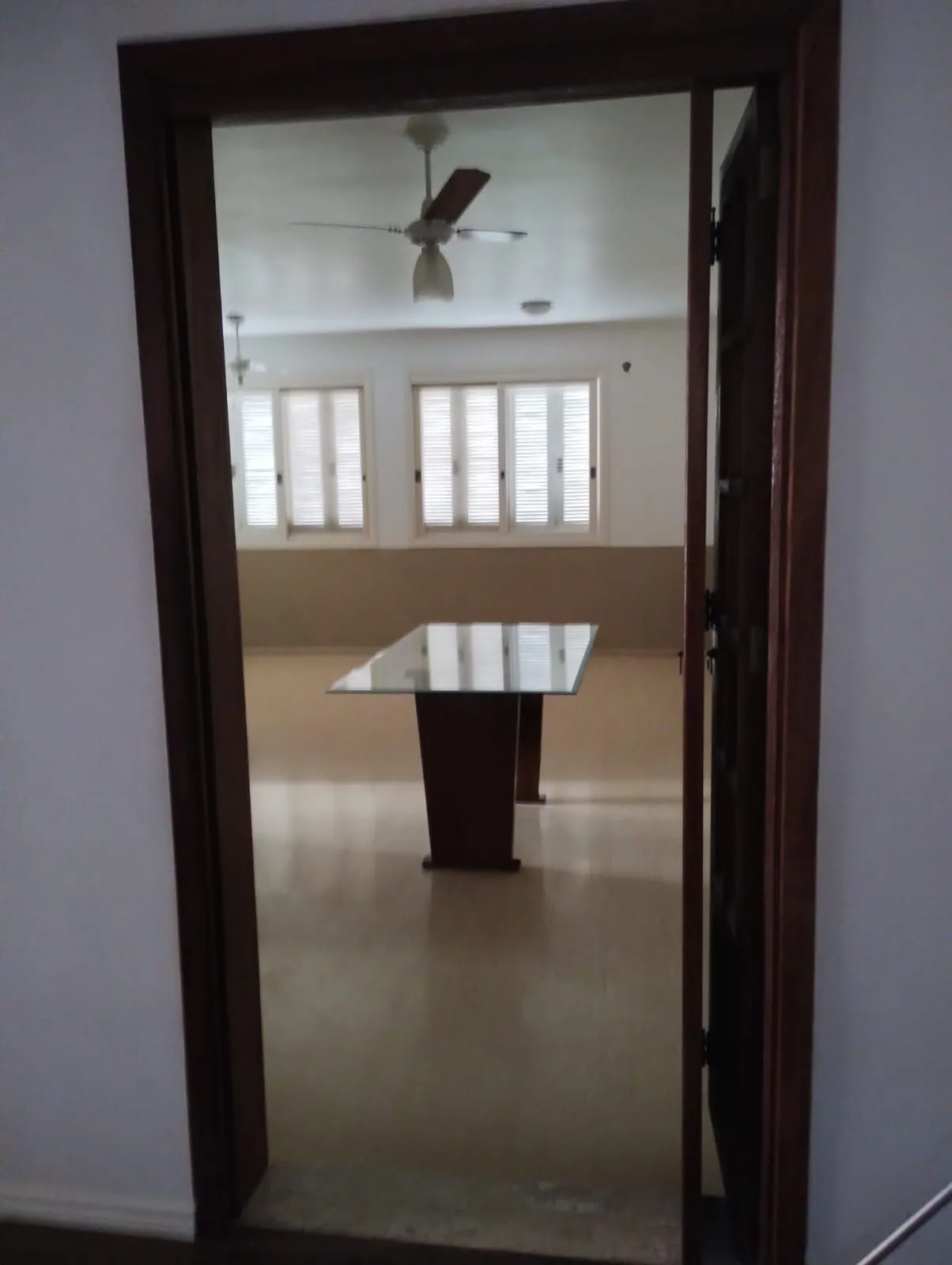 Imagem Excelente Casa com 03 suítes + Apto nos fundos com 01 Dor. Garagem 3 carros