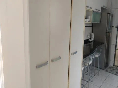 Imagem VENDA DE CASA NO CONDOMÍNIO ARUJÁ COUNTRY CLUB, EM ARUJÁ/SP, 200m² com 3 quartos, suíte, hidro, planejados, sala com lareira e 3 vagas. CONSULTE-NOS.