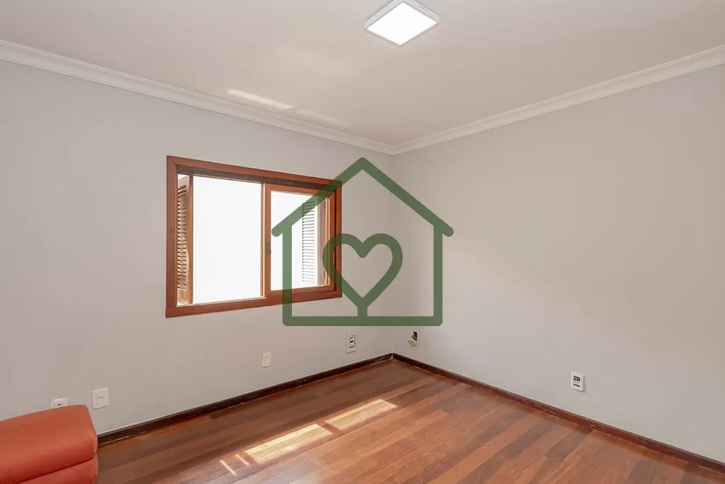 Imagem CASA DE 550m² DESOCUPADA PRONTA PARA MORADIA!
CASA PRINCIPAL COM 3 ANDARES, 5 DORMITÓRIOS, 4 VAGAS...