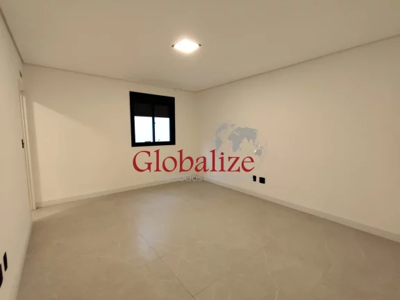 Imagem Casa sobreposta alta à venda com 280m², 3 suites, quadra da praia por R$1.940.000,00 no Embaré em Santos